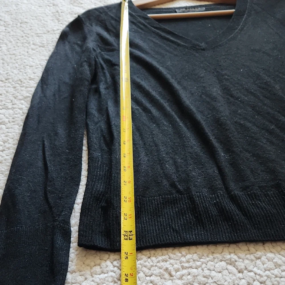Banana Republic Black High V-neck Lightweight Sweater Long Sleeve Sz S/M Preppy